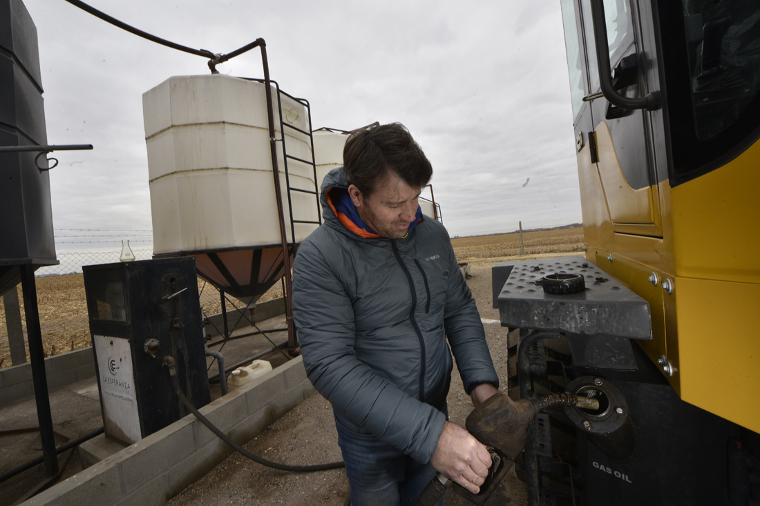 PROVISIÓN. Hernán Berti carga biodiésel en una pala frontal que utilizan en la planta para la logística con el alimento balanceado. ( Ramiro Pereyra / La Voz)