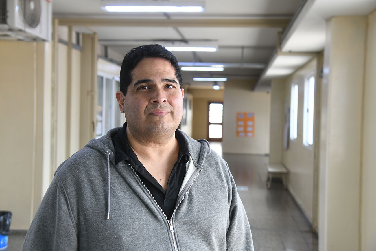 Darío Benítez, el director del Ipem 8 dice que después de la pandemia a los chicos les cuesta interactuar cara a cara ( Ramiro Pereyra /La Voz )