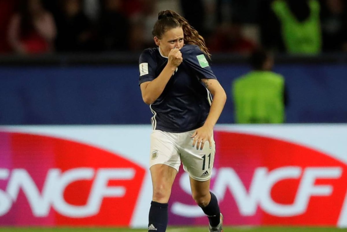 Bosegundo festejando su gol de penal ante Escocia (AP)
