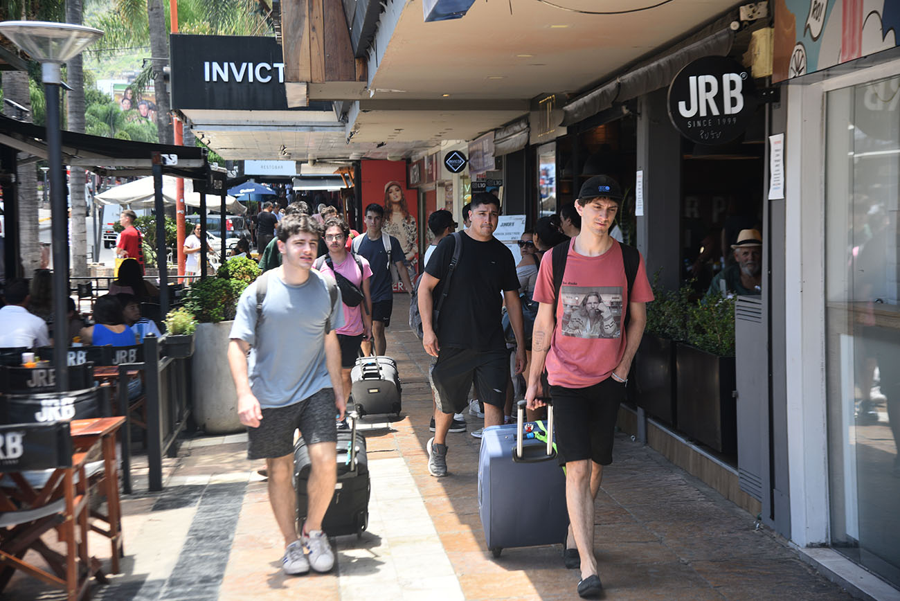 Carlos Paz. Turistas llegando a la ciudad de Punilla  (Pedro Castillo/La Voz)