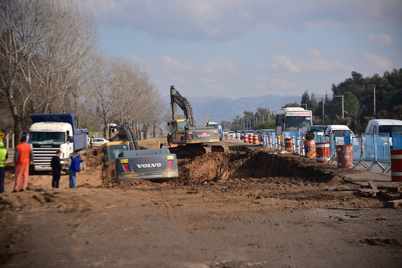 Continúan las tareas de aplanamiento de la tierra en la avenida Luchesse. (Foto: Pedro Castillo / La Voz)