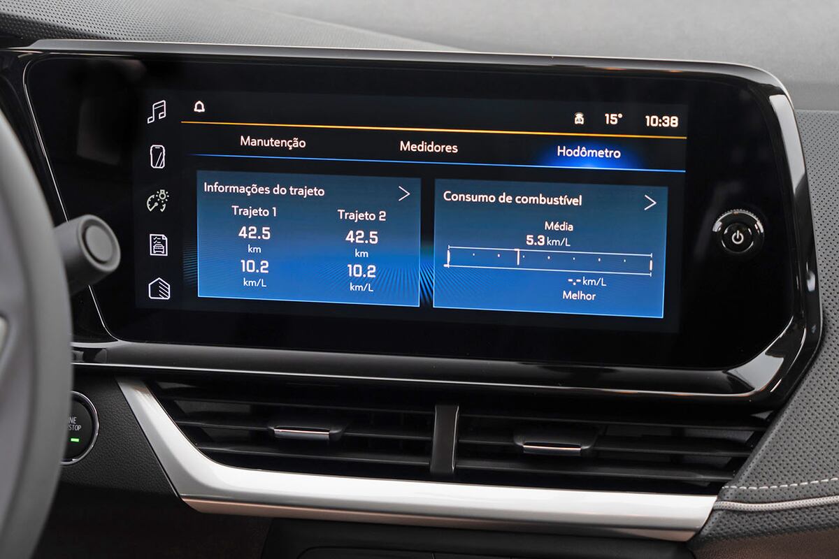 El panel de instrumentos digital es de 8” y la pantalla multimedia de 11”. Cuenta además con control de velocidad de crucero de serie en toda la línea.
