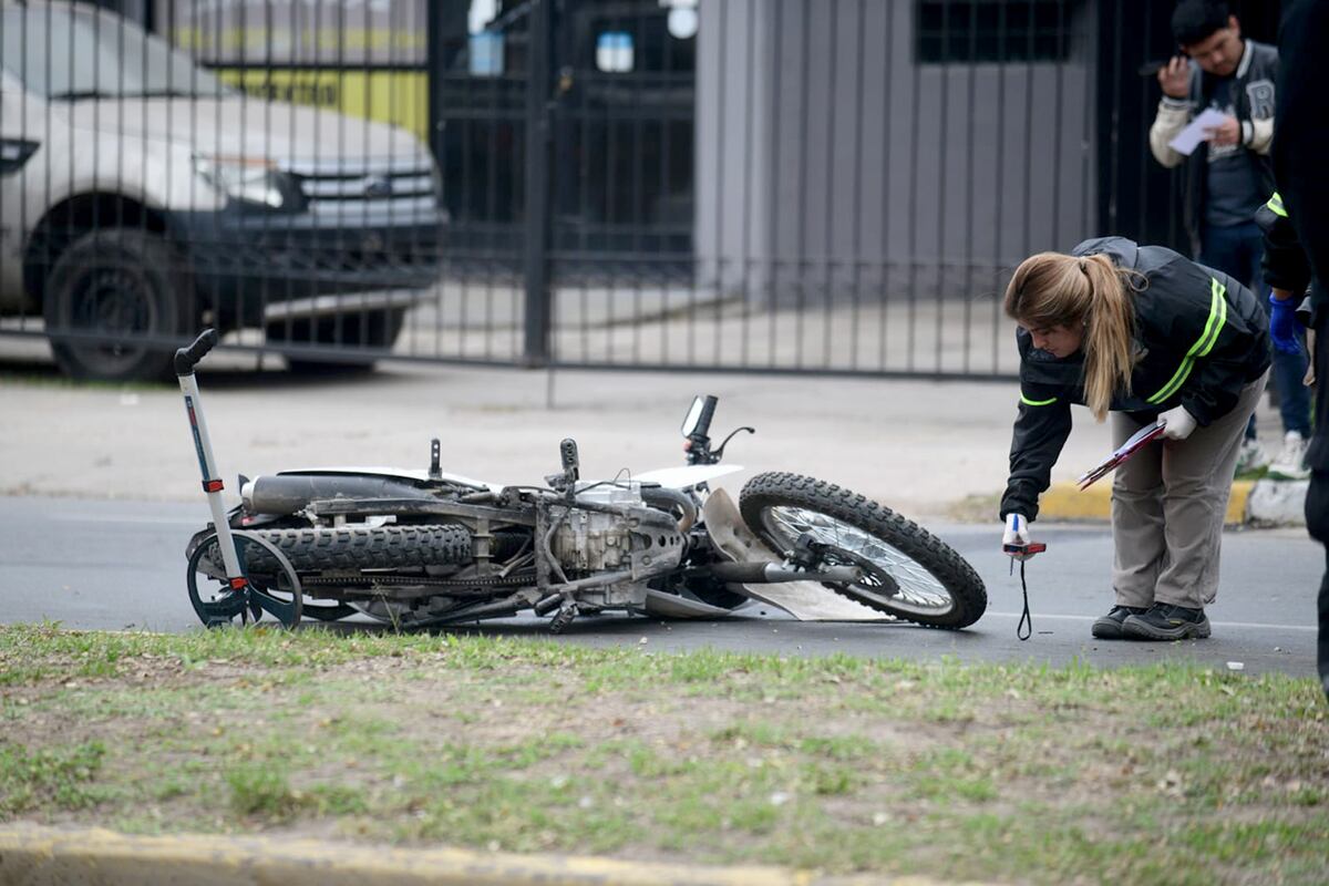 Siniestro fatal en Villa Allende. Dos muertos tras perder el control de la moto y caer al asfalto. (Ramiro Pereyra / La Voz)