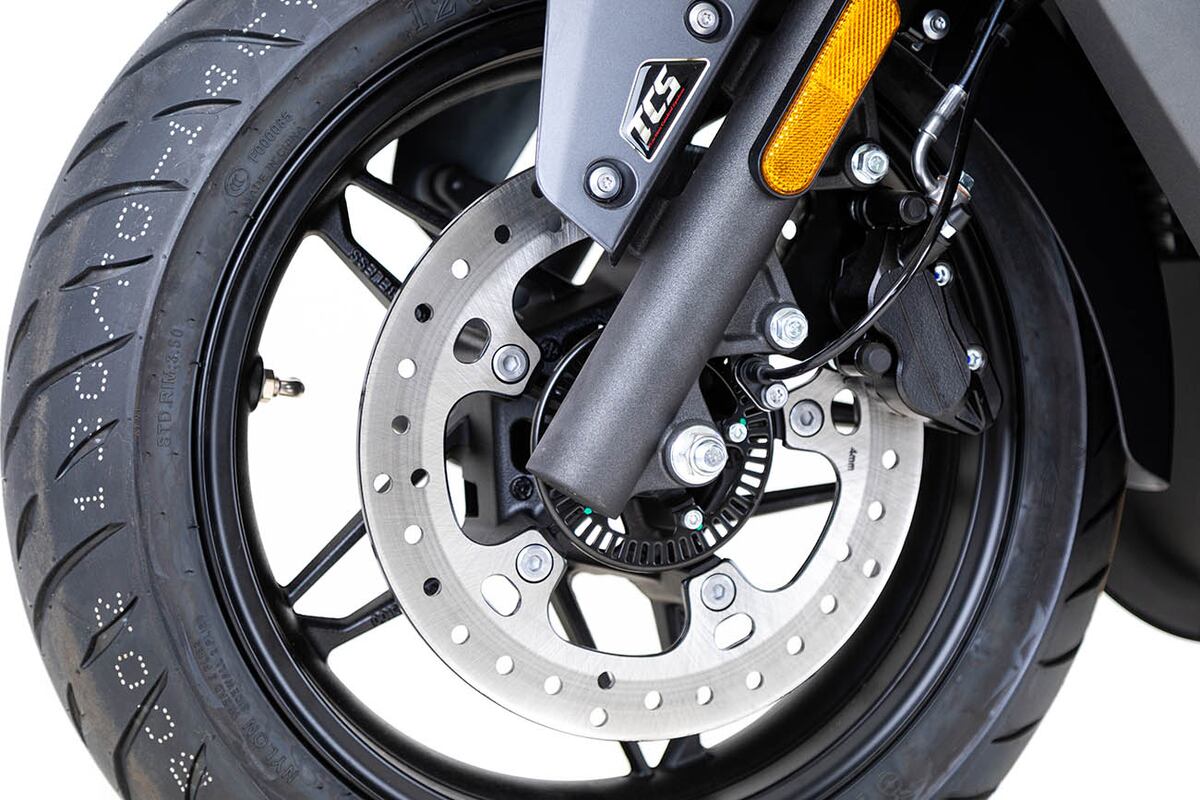 El scooter SR3 está calzado con neumáticos de 13” adelante y 14” detrás y utiliza frenos a disco en ambas ruedas con sistema ABS.