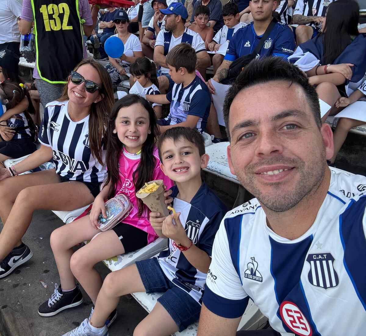 El intendente de Laguna Larga, Matías Torres Cena, se vino por la familia, al Kempes. estuvo con su esposa Ayelén Escalante, hija del gran "Pocholo" que lo habrá mirado desde un cielo albiazul. Completaron Genaro y Adolfina.