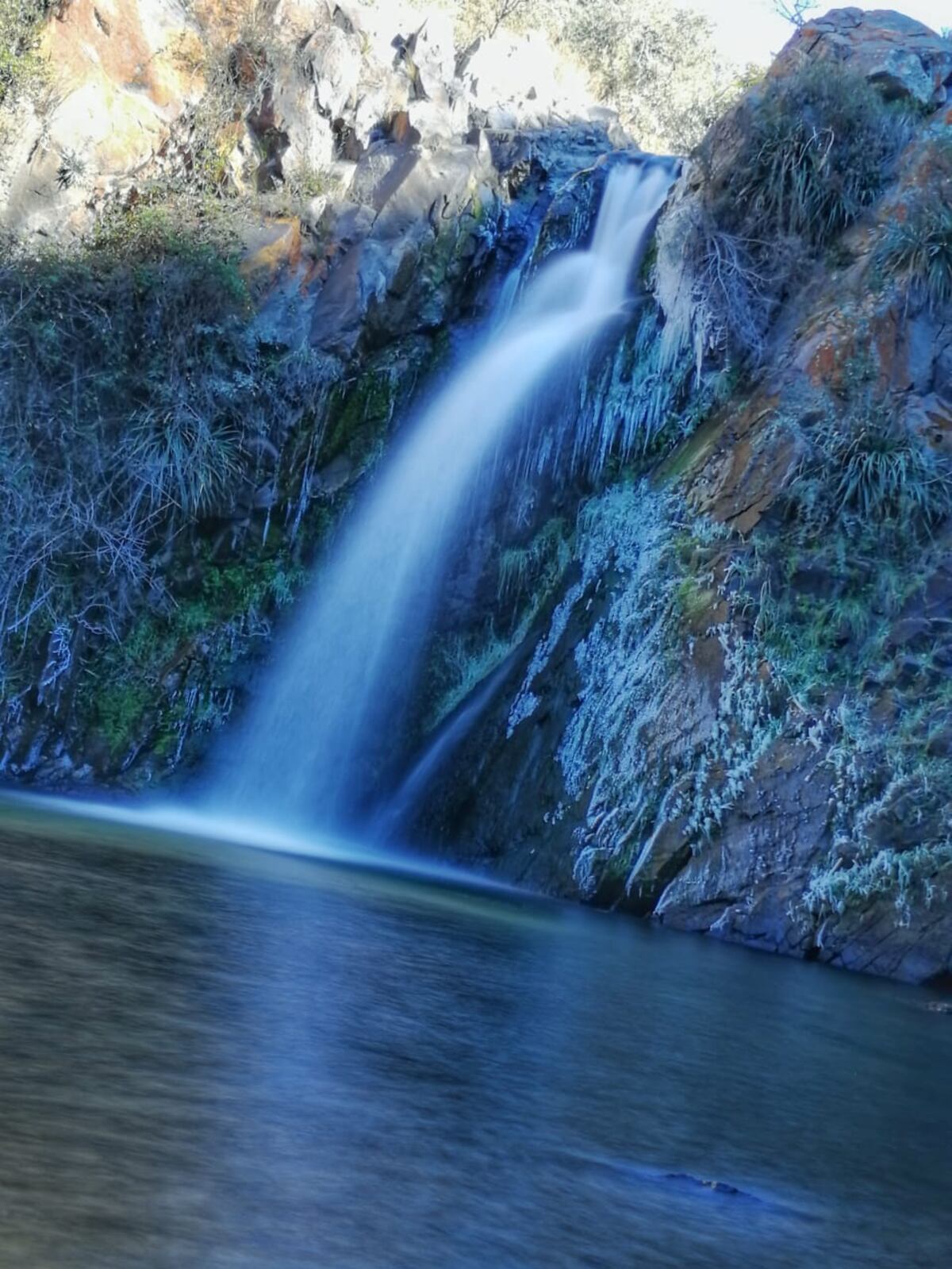 El salto de La Estancita durante la helada de los últimos días. (Leonel Falco)