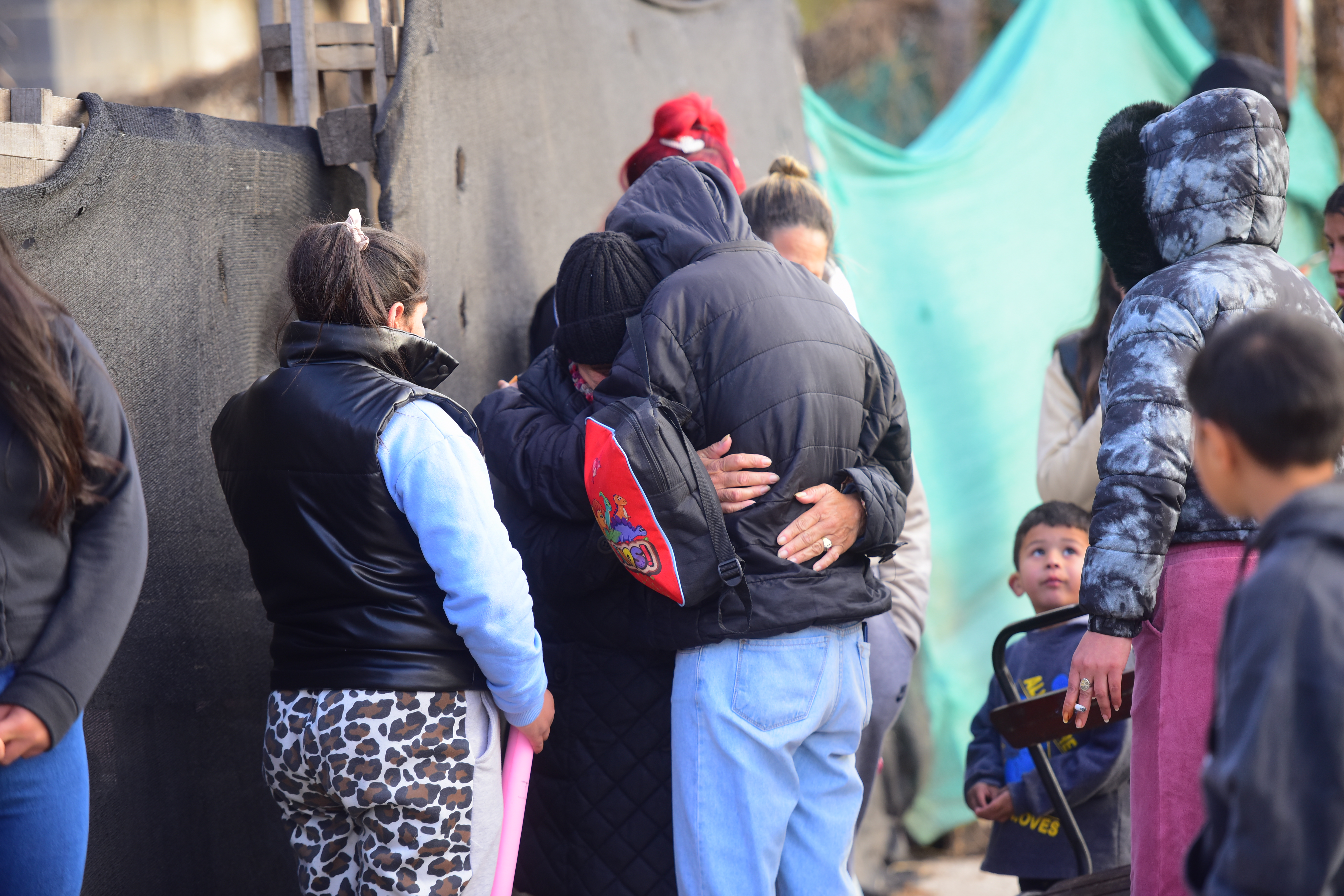 Vecinos y la madre de Brenda en Villa El Tropezón hacen una marcha reclamando justicia por su asesinato. Foto Javier Ferreyra