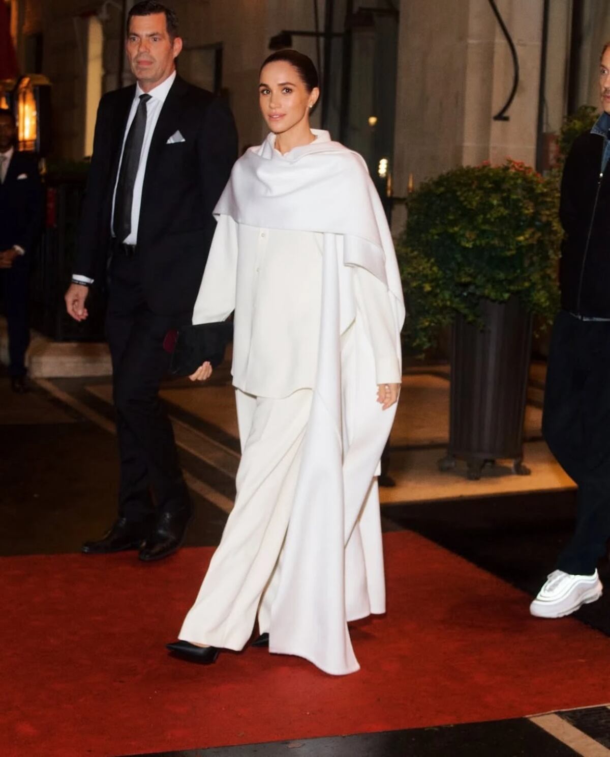 Meghan Markle deslumbra en París: el debut total white de Balenciaga que impone tendencia en la Fashion Week 2025