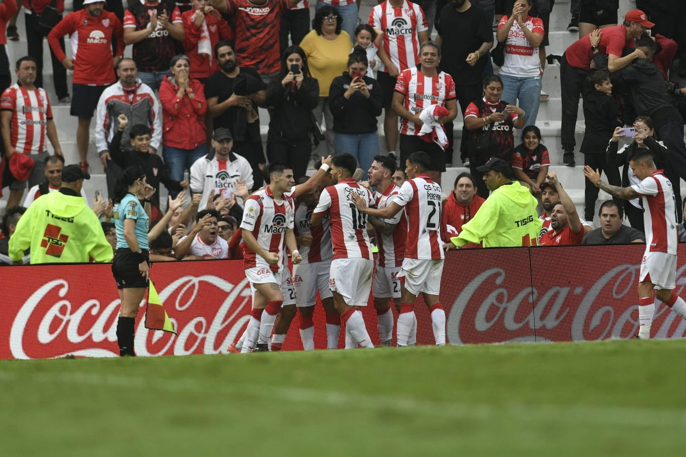 Un festejo de gol de cara a la Preferencial. (La Voz)
