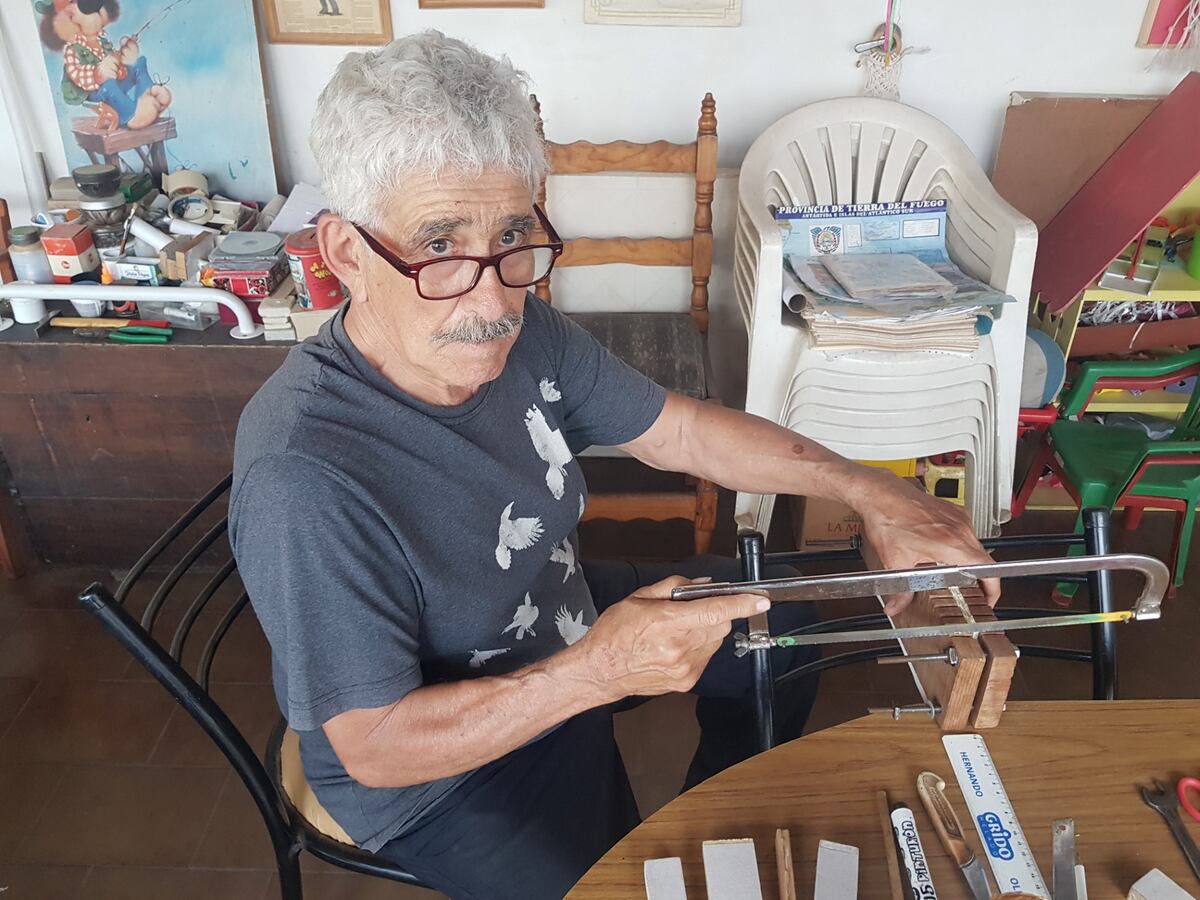 Almafuerte. A los 73 años, Luis Laurino recupera libros, los arregla y luego los dona a colegios y bibliotecas de la ciudad y región (La Voz).