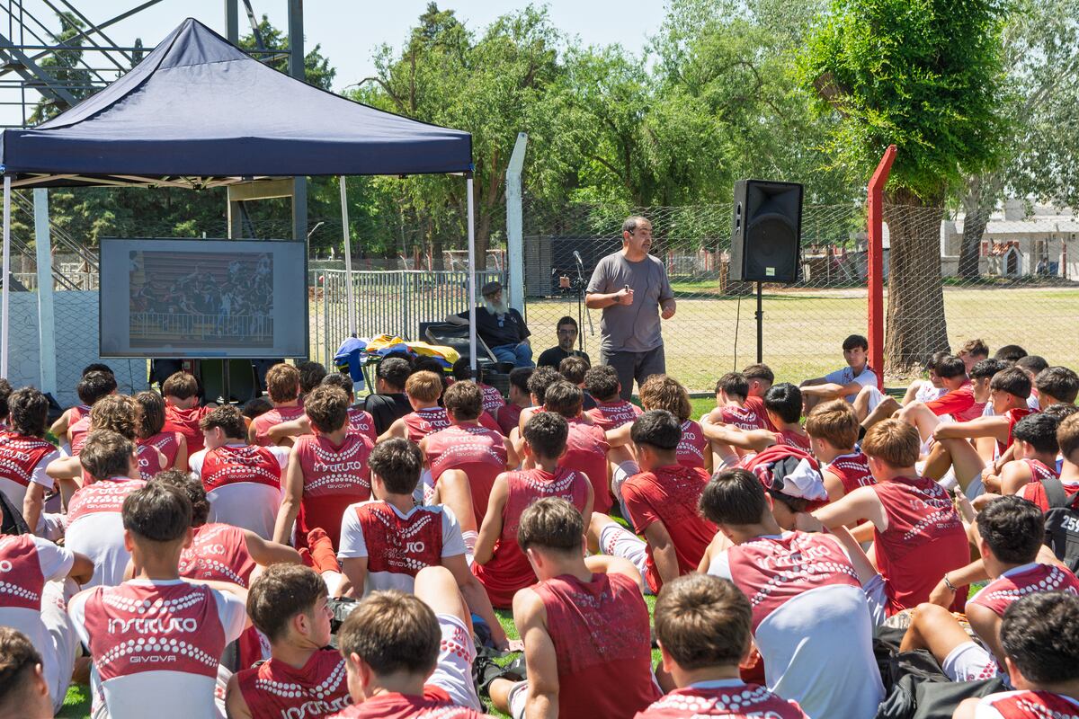 La cancha Osvaldo Ardiles de la ciudad Deportiva de Instituto fue escenario de una propuesta que promueve el pensamiento crítico desde el deporte, con apoyo de la Dirección General de Juventud. (Prensa Instituto)
