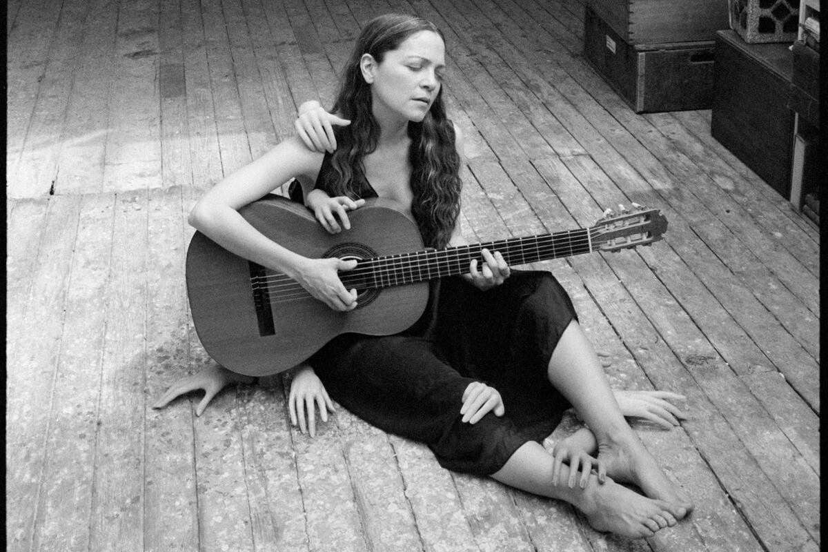 Natalia Lafourcade, con su fiel compañera y ayuda extra. (Sony Music)