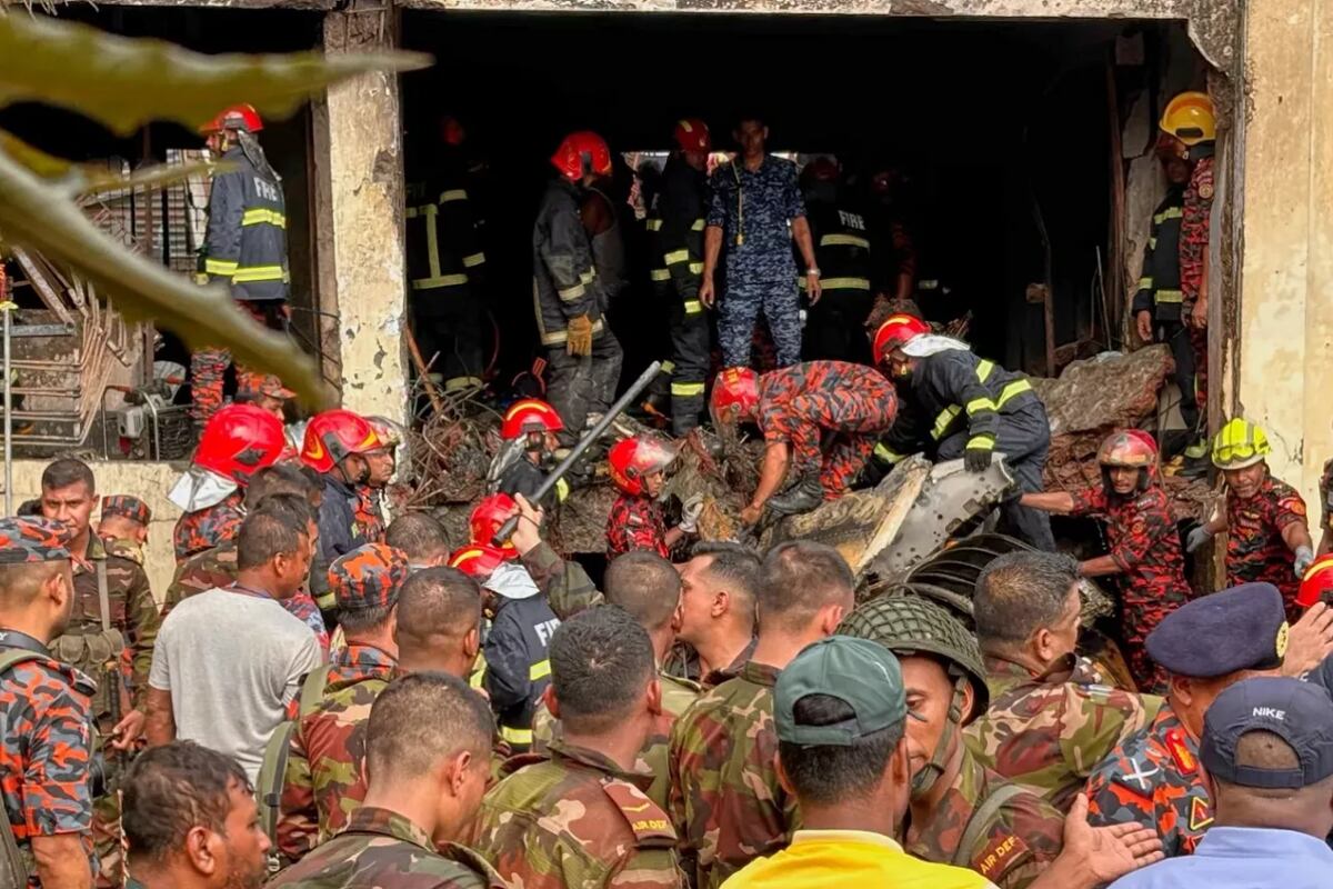 Un avión de la fuerza aérea se estrelló contra una escuela: dejó a 19 muertos y decenas de heridos. (Gentileza)