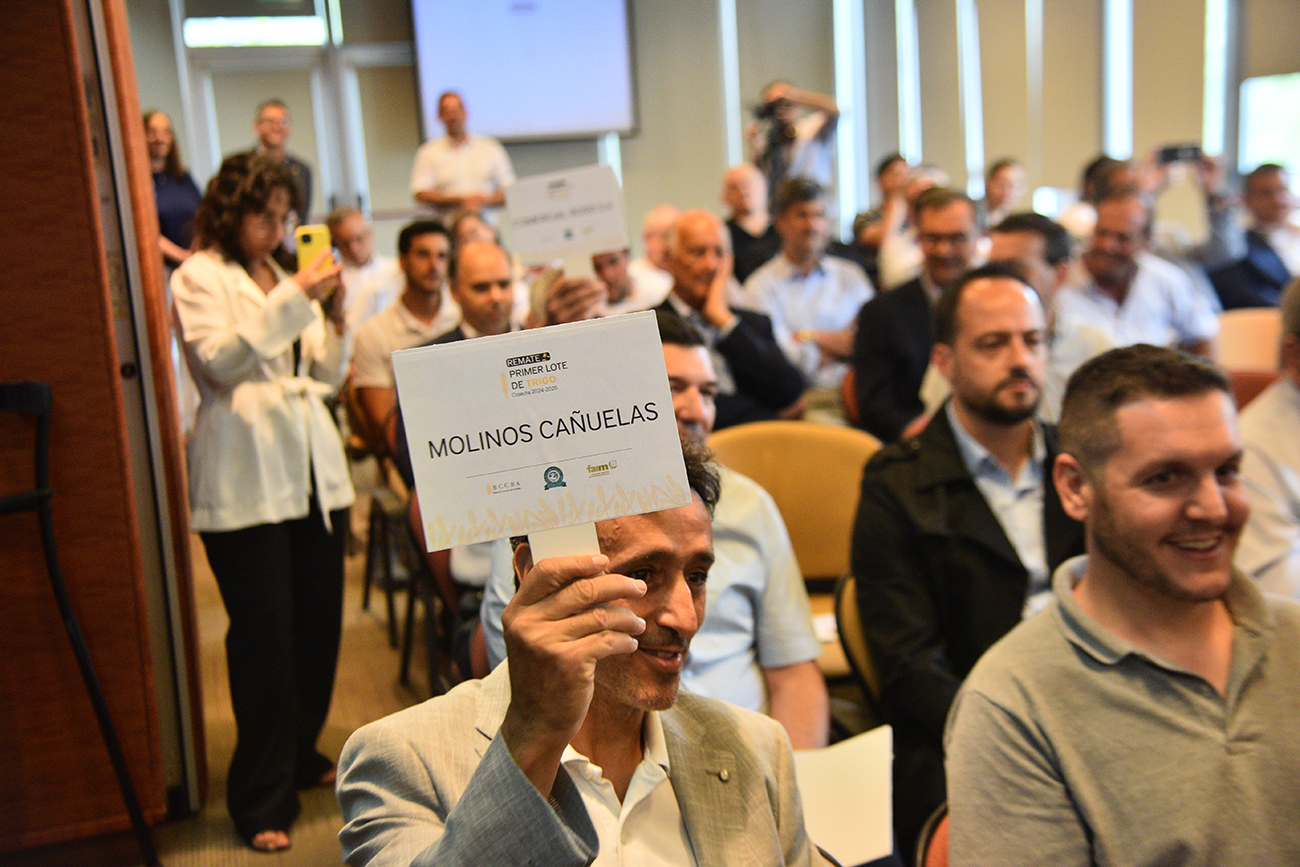 REMATE. Molinos Cañuelas se quedó con el primer lote de trigo de la campaña 2024/2025, durante la subasta realizada en la Bolsa de Cereales de Córdoba. (Pedro Castillo / La Voz)