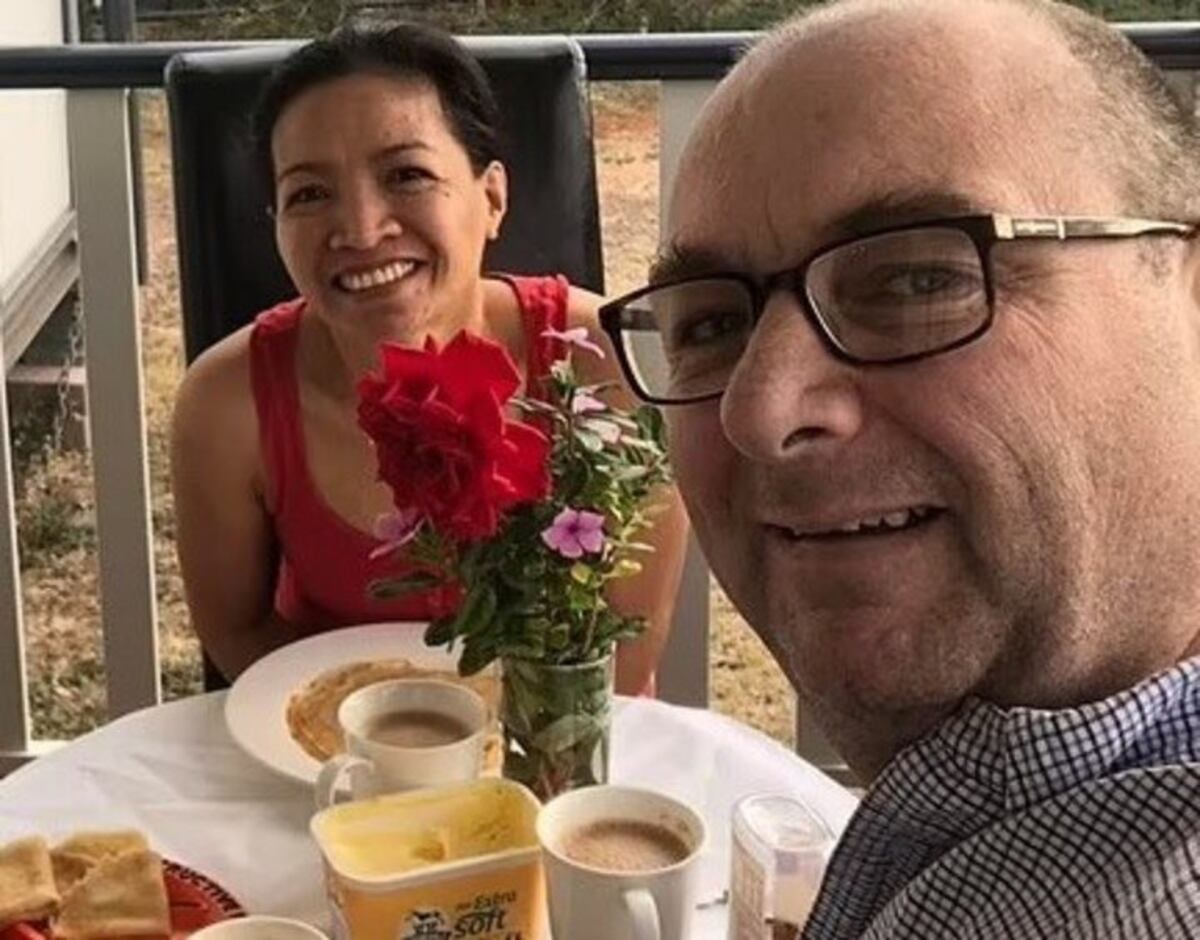 Hamish Griffin (51) junto su esposa Hazel. (Foto / Facebook)