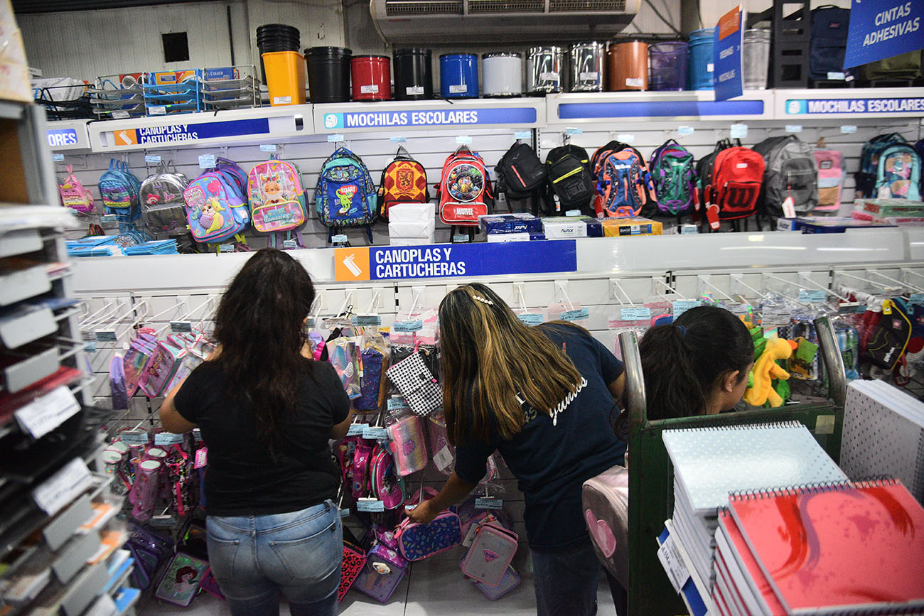 Compra de útiles escolares por adelantado Foto: (Pedro Castillo / La Voz)
