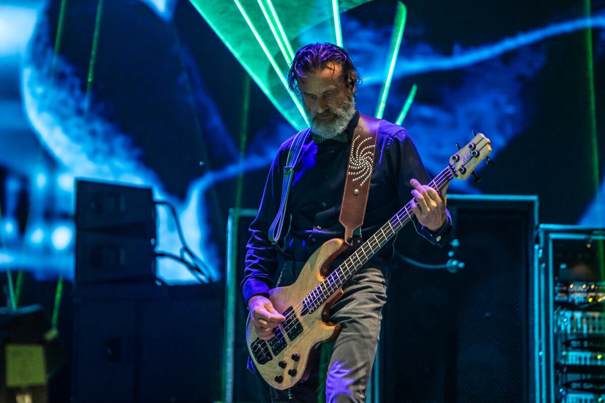 Justin Chancellor, bajsta de Tool, durante el show de su banda en el Lollapalooza Argentina. (Gentileza DF Entertainment - Aliveco)