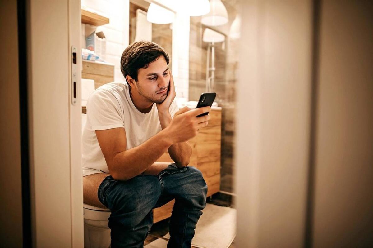 Usar el celular en el baño aumenta un 46% el riesgo de hemorroides, según un nuevo estudio