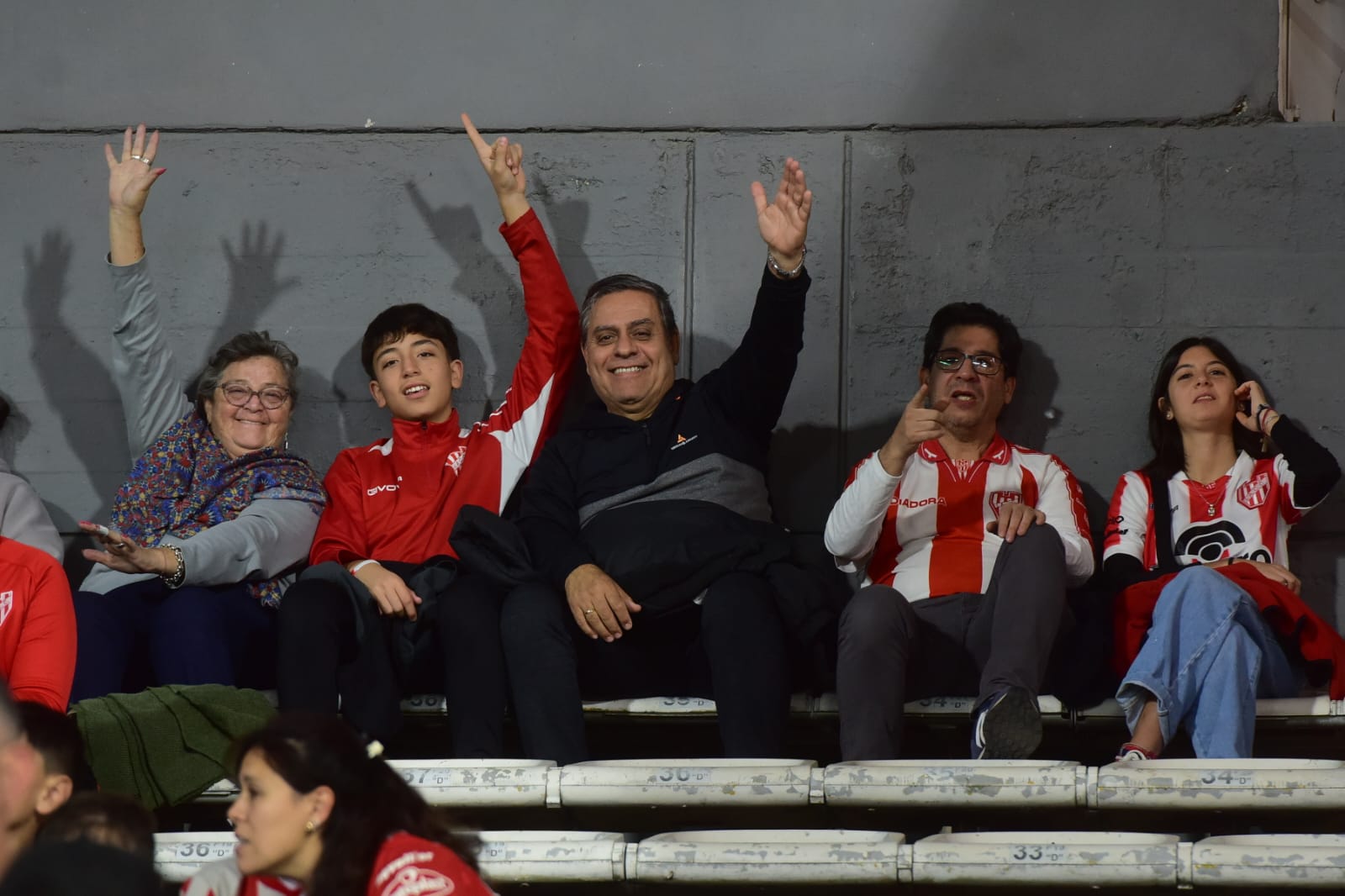 Hinchas de Instituto en la platea Ardiles del estadio Kempes, donde se jugó el partido ante River. (José Gabriel Hernéndez / La Voz)