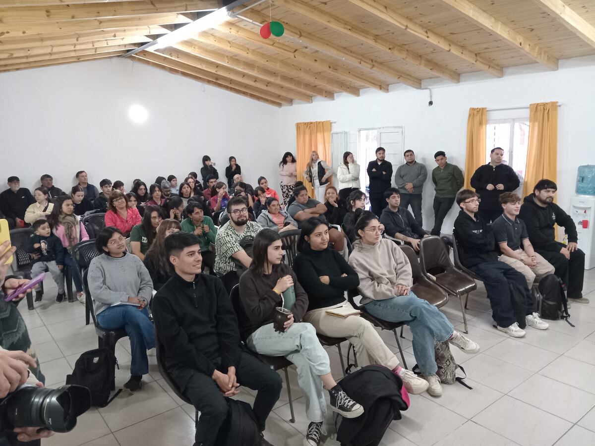La comunidad de Villa Siburu escuchó con atención la iniciativa.