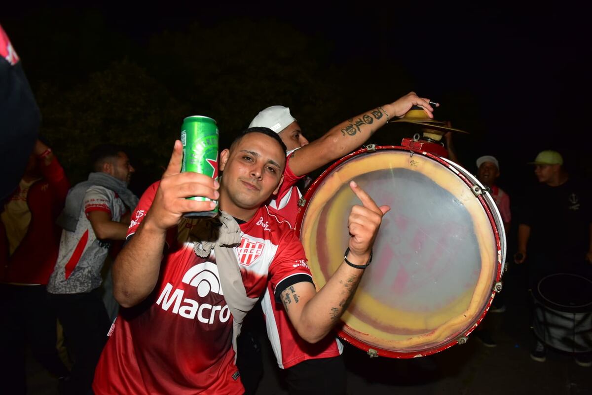 Hinchas de Instituto en la previa del partido con Central Córdoba por el Torneo Apertura. (Jorge Peñalba / La Voz)