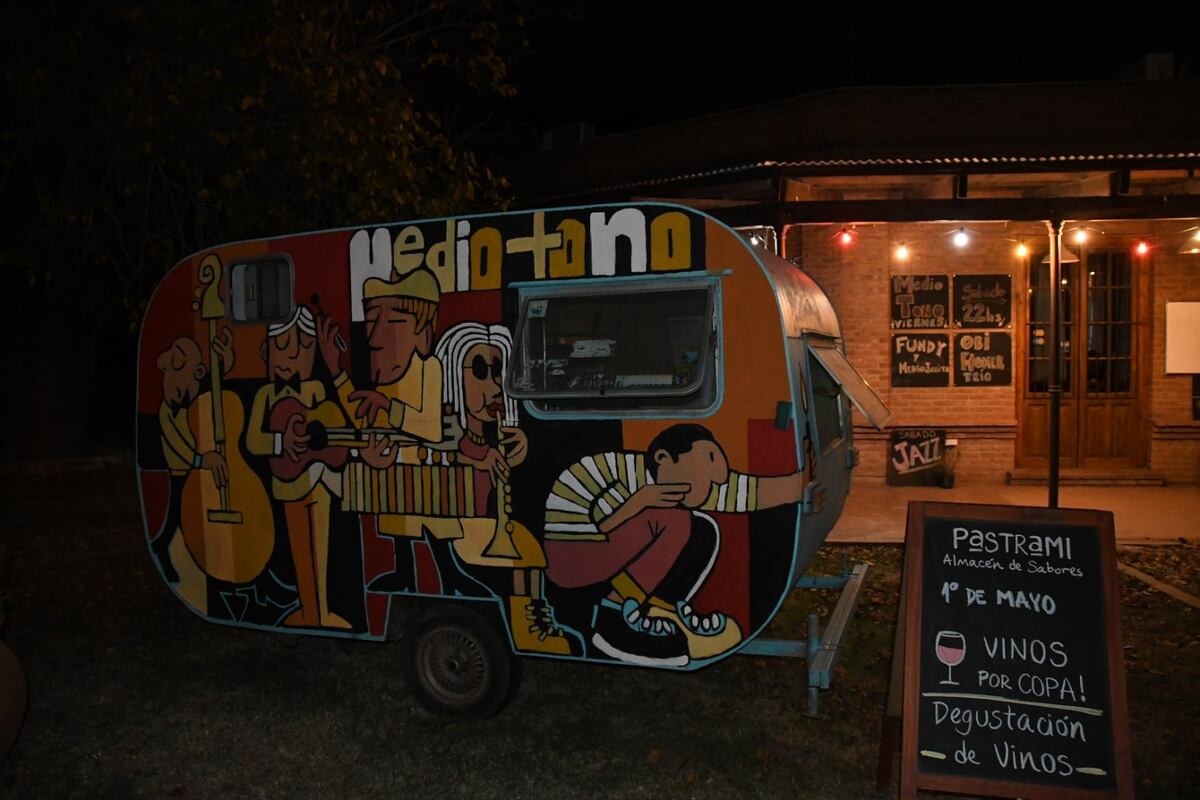 Medio Tono, sala de conciertos y bar en Villa Los Aromos.