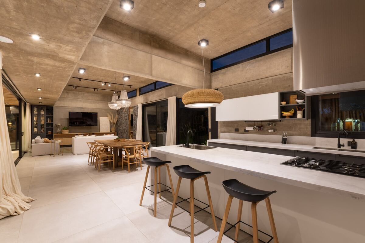 Combinación segura: isla y alacenas en blanco, módulo inferior en gris (proyecto Casa RC, estudio ARP).