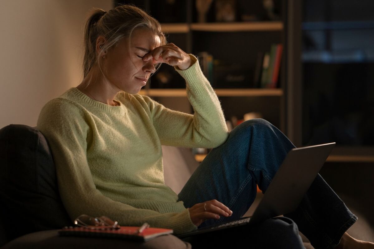 El burnout suele manifestarse a través de señales físicas, emocionales y cognitivas.