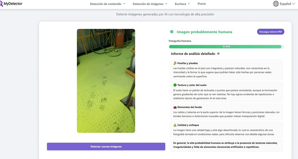 El chequeo determinó que esta foto es real. "Los fragmentos de vidrio sobre la chapa de diamante están dispersos de forma aleatoria. Se observa polvo y fibras blancas (posiblemente material aislante) enganchadas en las asperezas del metal, lo cual es un indicador de un entorno físico real y no renderizado", dice el reporte de Notebook LM.