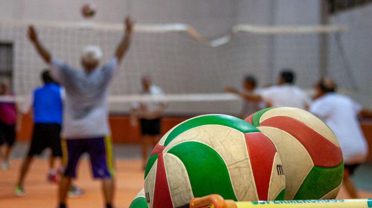 Qué es el newcom, el deporte perfecto para los adultos mayores que buscan seguir en movimiento