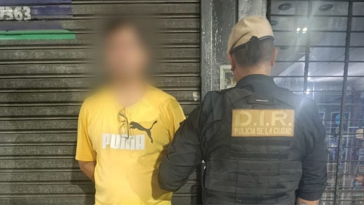Violencia callejera: con el colectivo en movimiento, un chofer abandonó el volante para pelear con un pasajero. (Gentileza)
