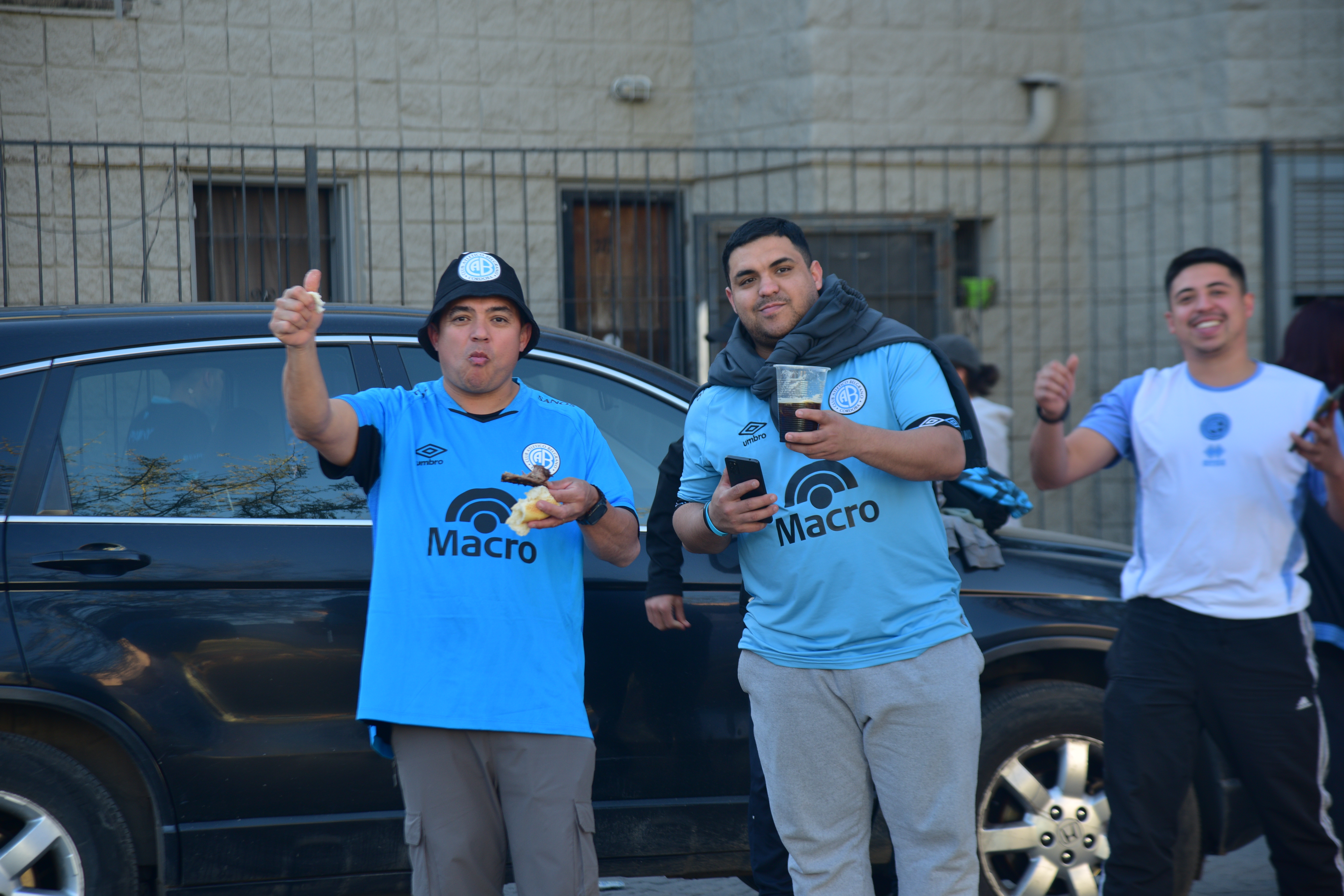 La previa de los hinchas de Belgrano en el pasaje Aguaducho del barrio Alberdi. (Pedro Castillo / La Voz)