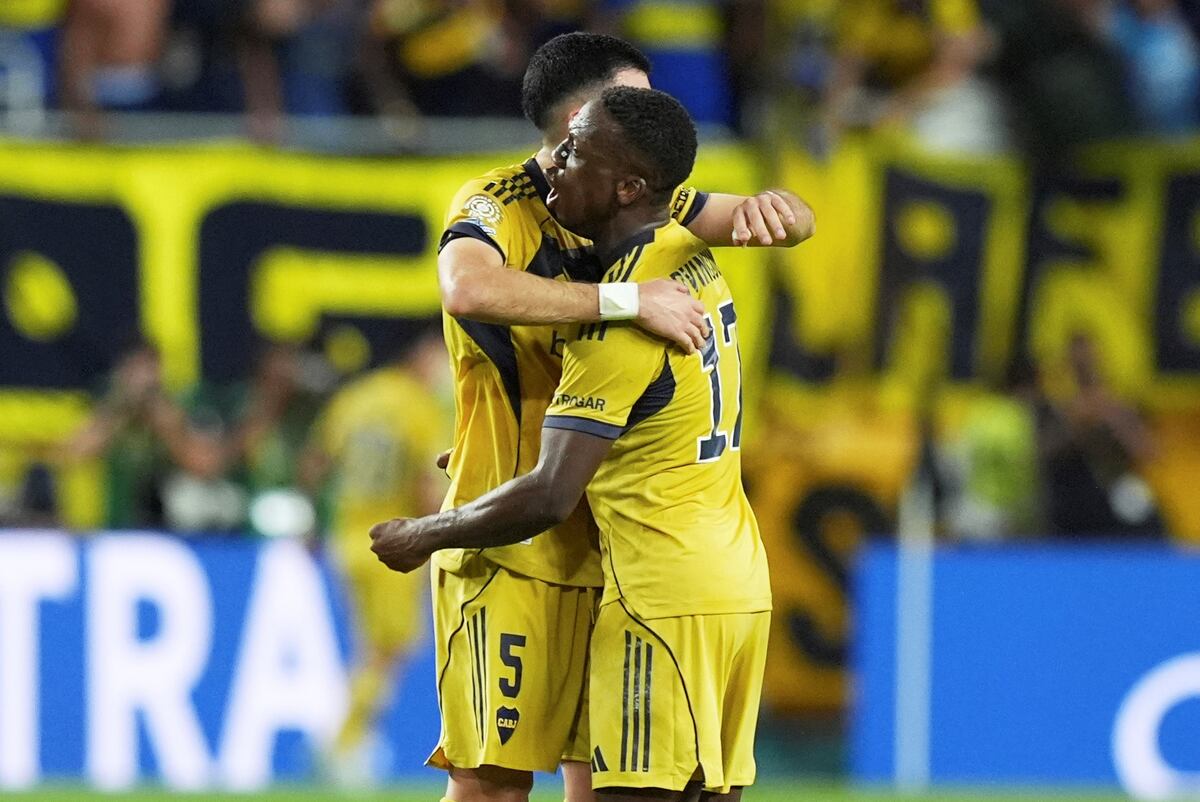 El abrazo tras el gol de Merentiel en Boca ante Bayern Munich. (AP).