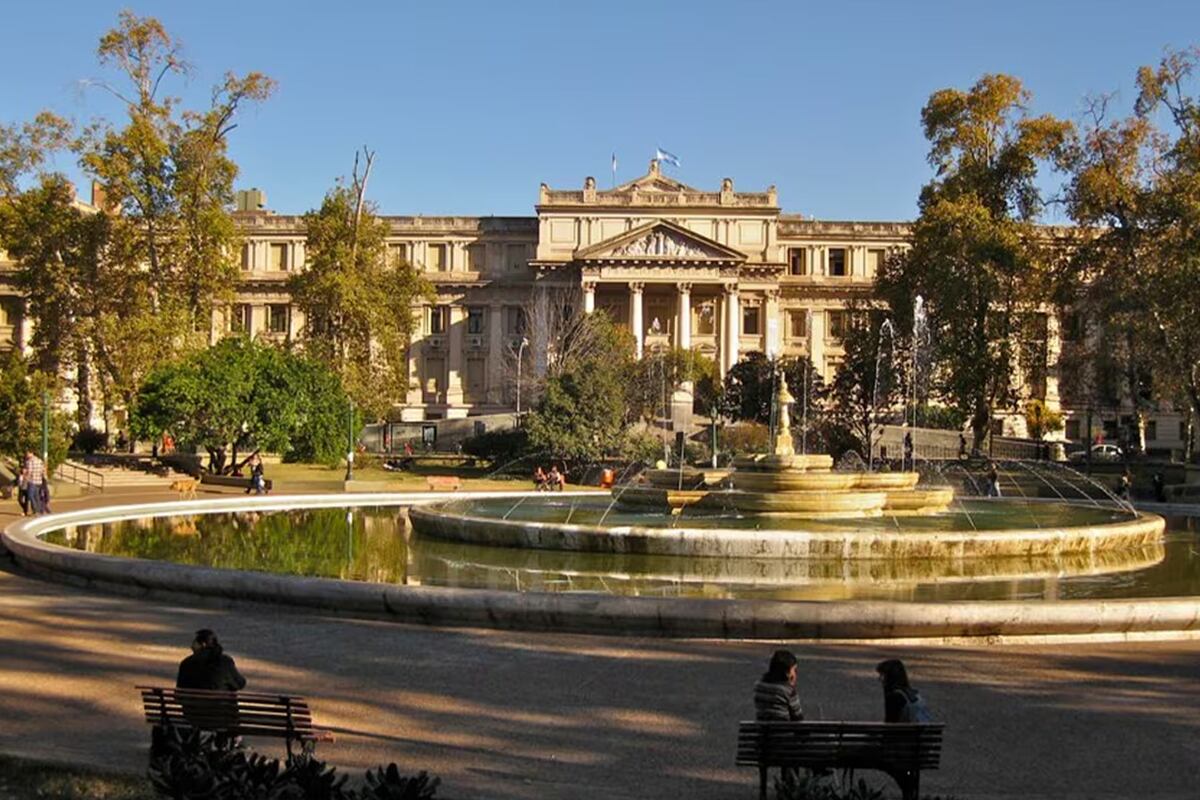 Es vecino de la Plaza de la Intendencia, el Palacio Municipal y La Cañada. Wikipedia.