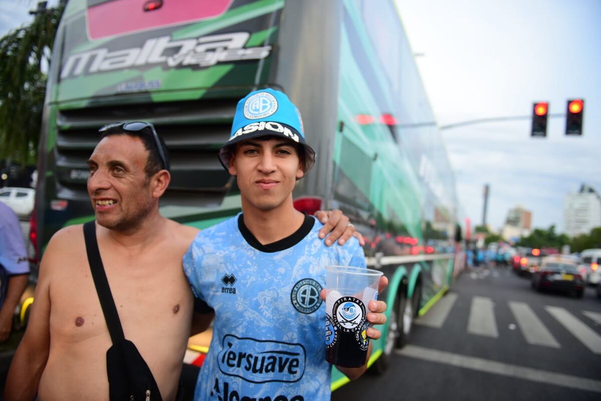 Belgrano: Los hinchas en la previa del partido frente a Argentinos Juniors por una de las semifinales de la Copa Argentina, en Rosario. (José Hernández / La Voz)