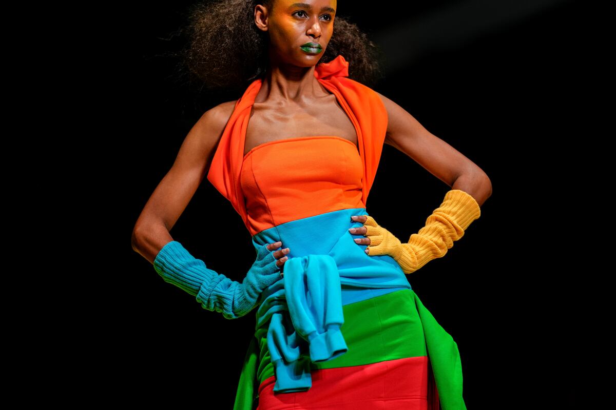 El colorido desfile de Agatha Ruiz de la Prada con prendas desechadas en el desierto de Atacama (AP / Manu Fernandez)