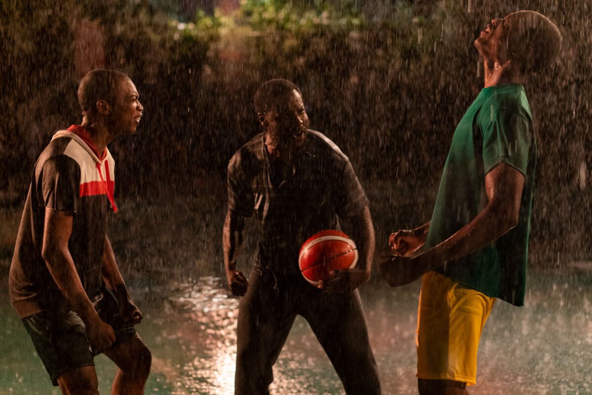 El padre de Giannis y Thanasis Antetokounmpo es interpretado por el actor nigeriano Dayo Okeniyi (prensa Disney+).