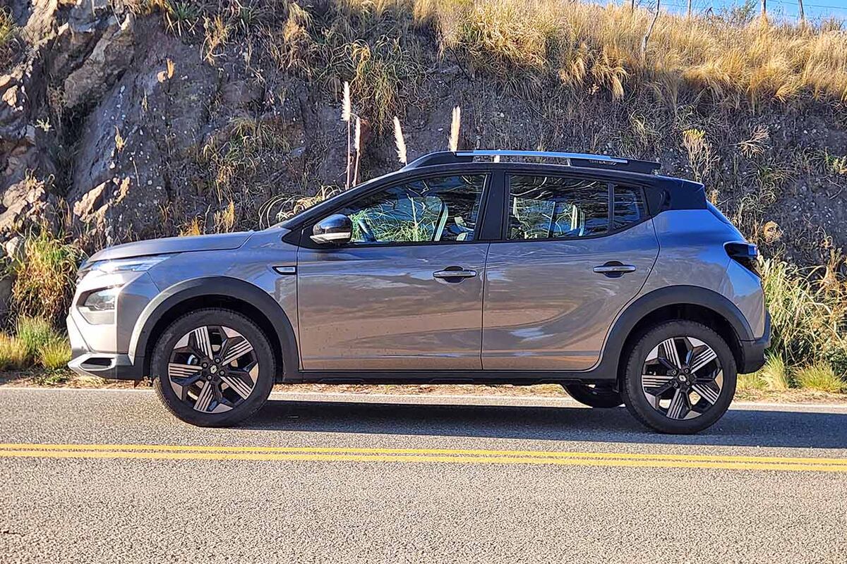 En la vista lateral destacan las llantas diamantadas bi tono de aleación que son exclusivas de la versión Premiere. Los neumáticos son Pirelli Scorpion en medida 205/55 R17.