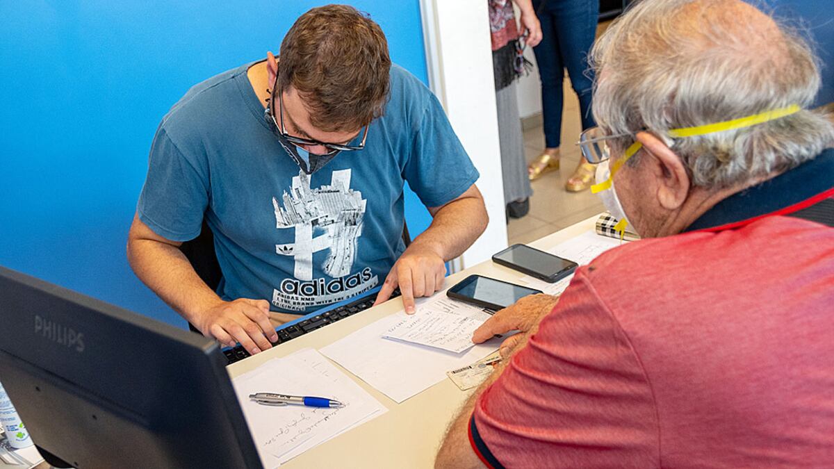 Atención personalizada en la inscripción para turnos de vacunación Covid-19. / Defensor del Pueblo