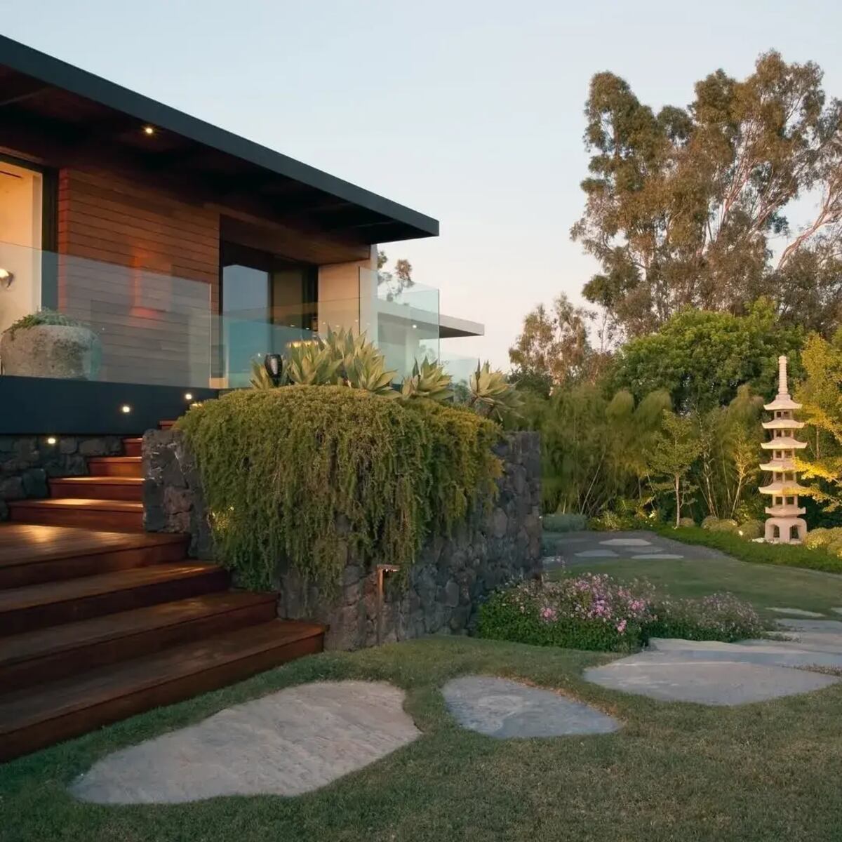 El espectacular jardín de la casa de Jennifer Aniston.
