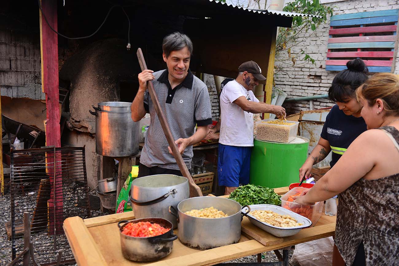 La Quadra. Rodrigo junto a un grupo de voluntarios en la prepaaración del guiso (José Hernández/La Voz).