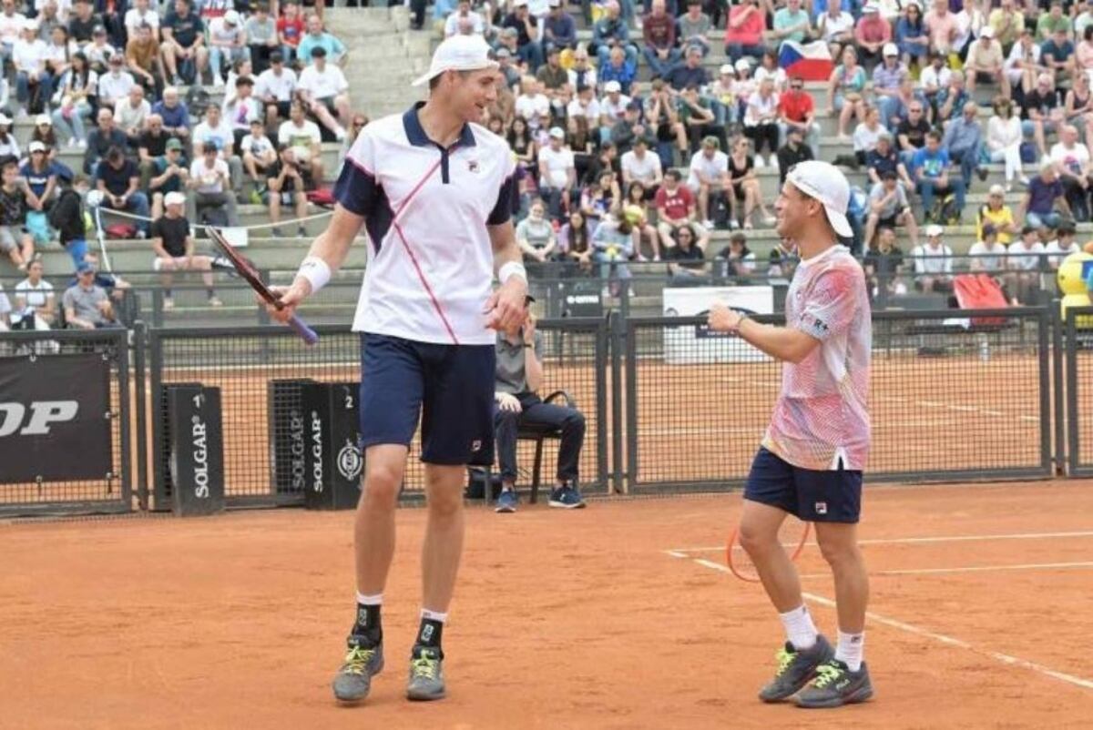 Una dupla bien diferente, la de Diego Schwartzman y John Isner. (@TennisChannel)