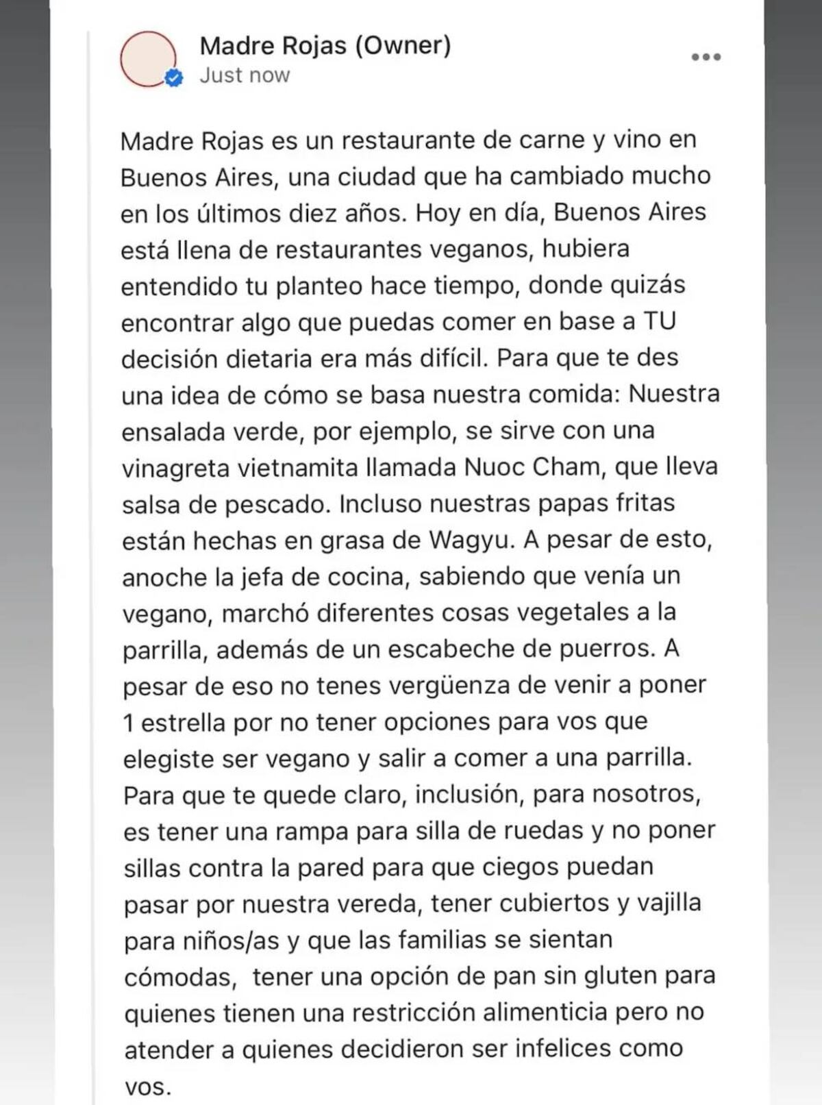El dueño del restaurante respondió con dureza a una crítica por falta de opciones veganas y su mensaje generó una fuerte discusión en redes sociales. (@BurgerFcts)