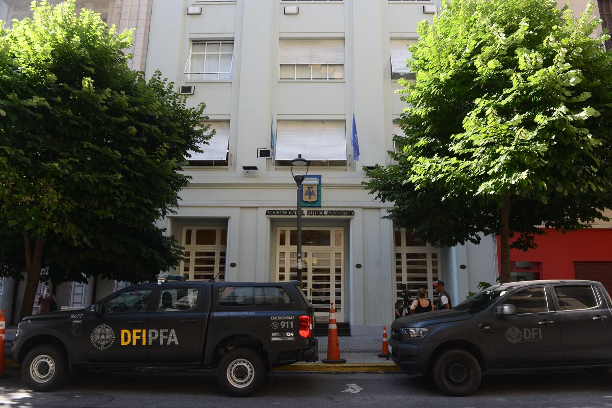 Allanamientos en el predio y en la sede de la AFA, este martes. (Gentileza Clarín)
