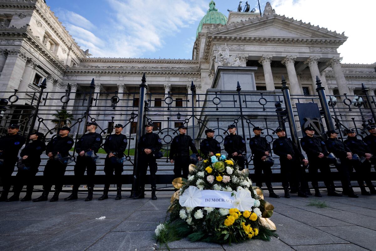 Las protestas este jueves en los alrededores del Congreso por la Ley Bases. (AP)