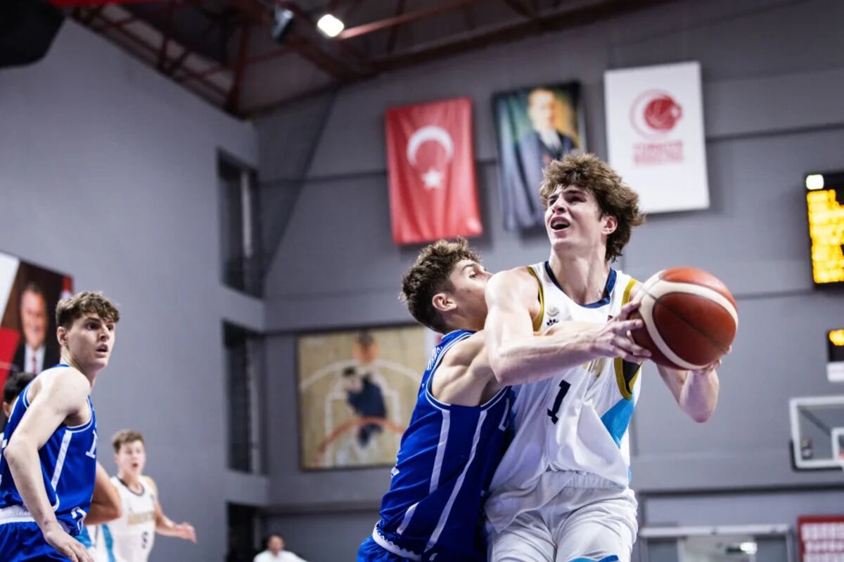 Tyler Kropp, la figura de la selección argentina ante Italia, en el inicio del Mundial U17 de Turquía. (Prensa Fiba)