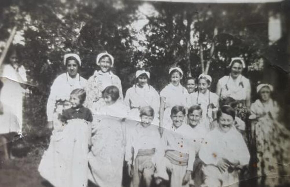 Foto de los años 50′ donde esta la abuela de la maestra