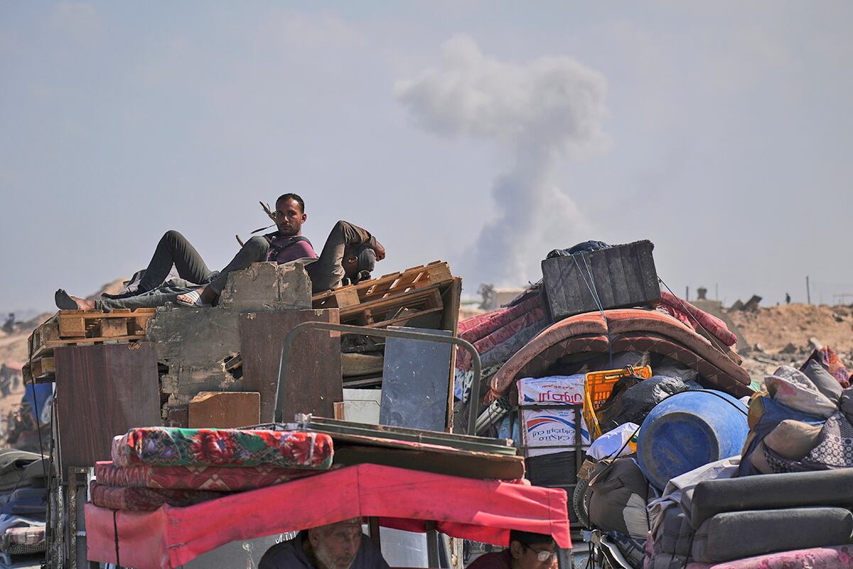 El humo se eleva al fondo después del bombardeo israelí mientras los palestinos desplazados huyen del norte de Gaza, el martes 16 de septiembre de 2025. (AP)
