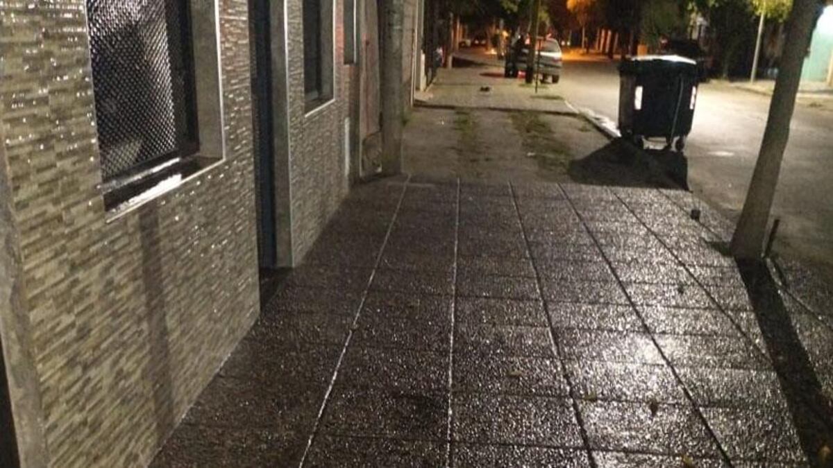Así quedó la vereda de Mariela, un peligro. (El Doce)