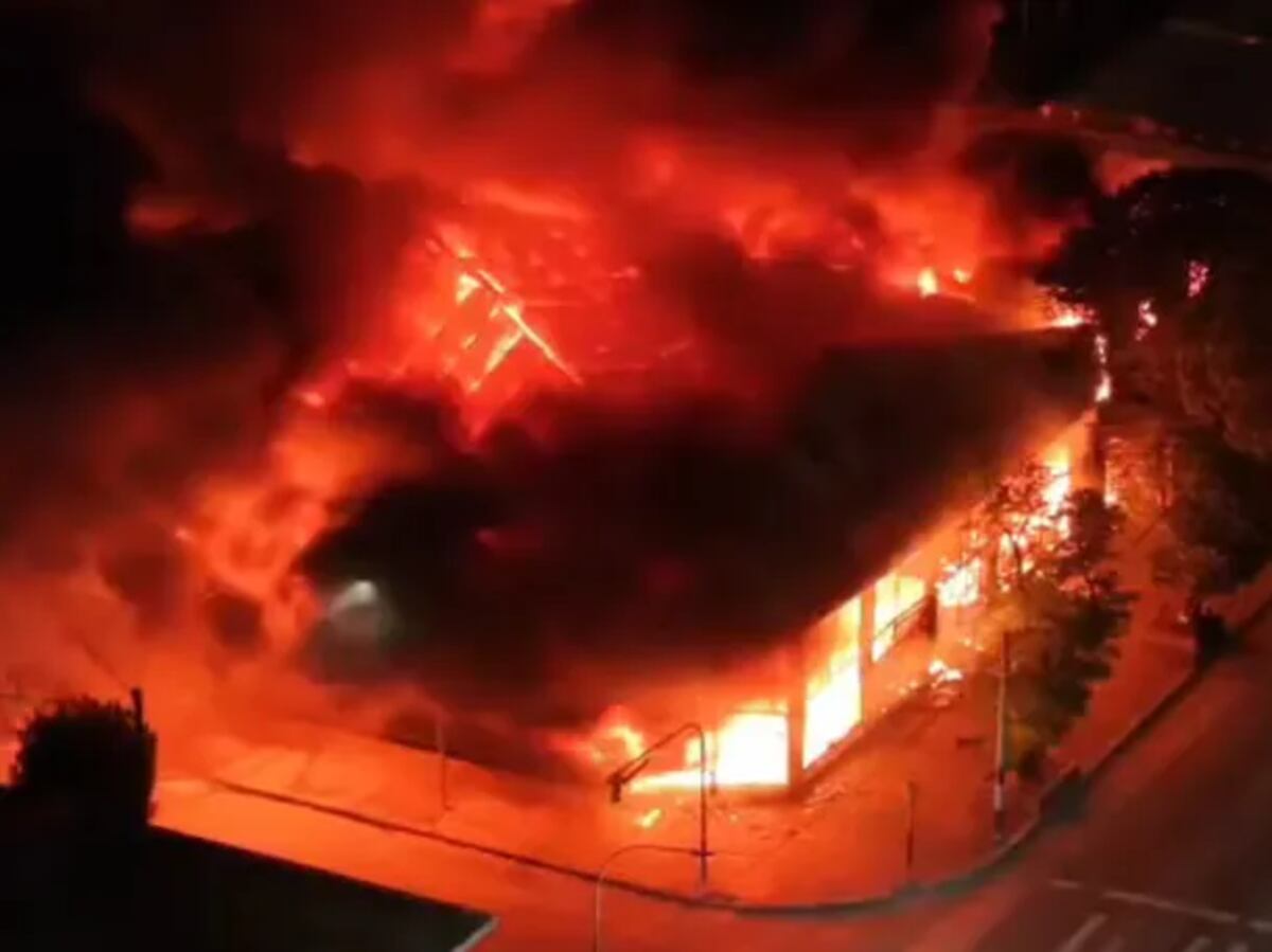 Un incendio destruyó un taller y una ferretería en Mar del Plata y obligó a evacuar una manzana